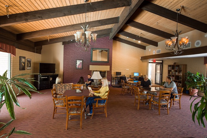 Lounge 16 of 22