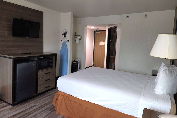 Room 6 of 28