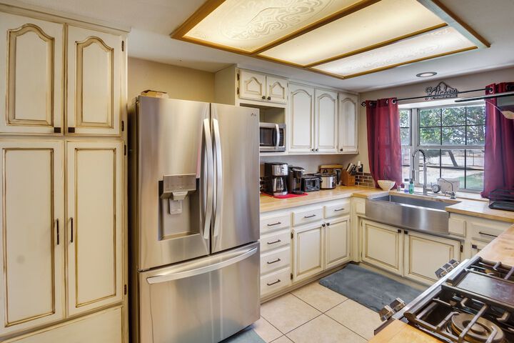 Spacious Lancaster Family Ranch - BBQ & Patio