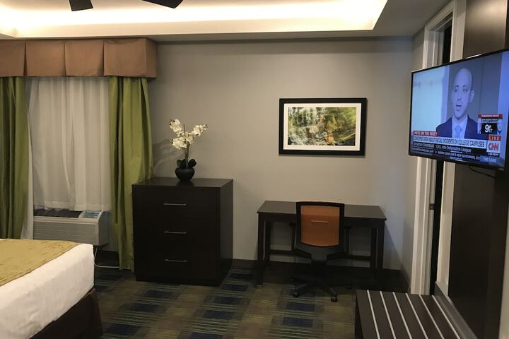 Days Inn & Suites by Wyndham Port Arthur
