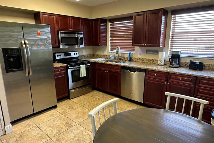 Waterfront corner 2 / 1 Apt