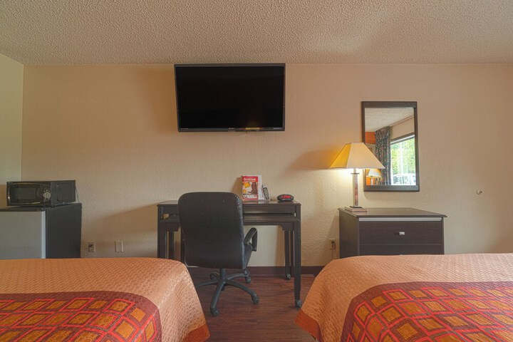 Regency Inn & Suites by OYO Bay City TX