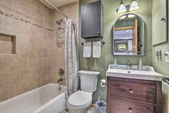 8 Mi to Keystone Resort: Dillion Condo w / Hot Tub!