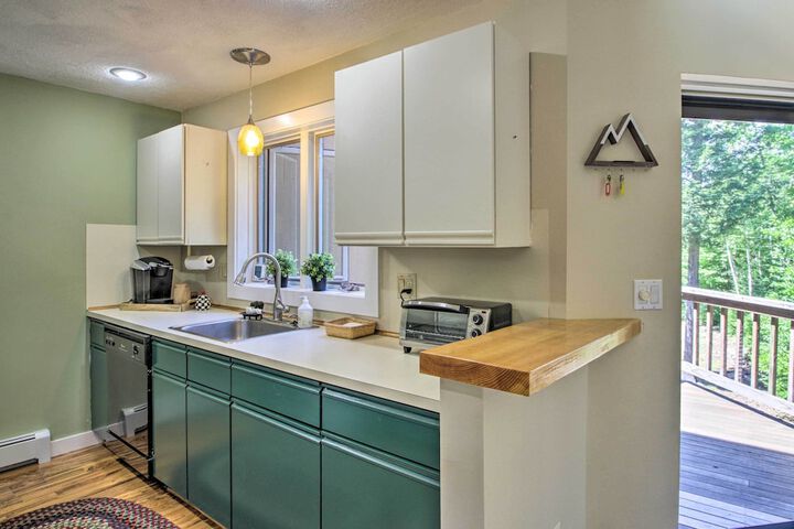 Bartlett Condo w / Mtn-view Deck 1 Mi to Skiing!