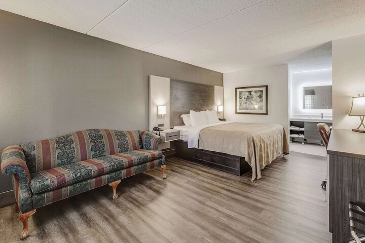 Room 33 of 43