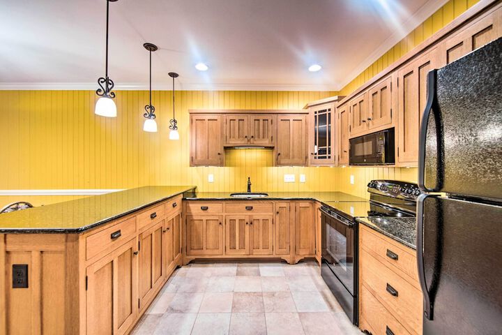 Extravagant Atglen Manor w / Private 60-acre Land!