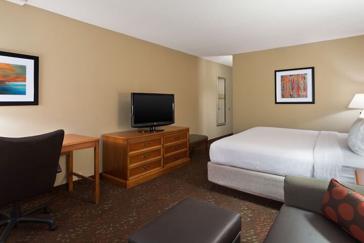 Holiday Inn Cincinnati-Riverfront by IHG