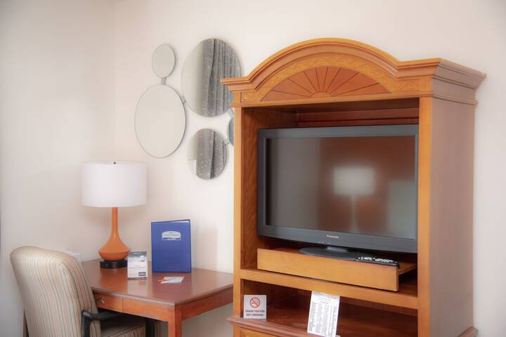 Howard Johnson Hotel & Suites by Wyndham Allentown / Dorney