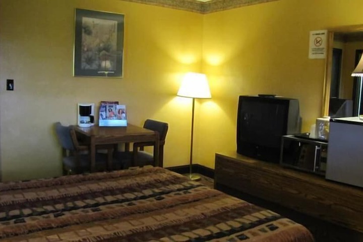 Colonial Inn Motel