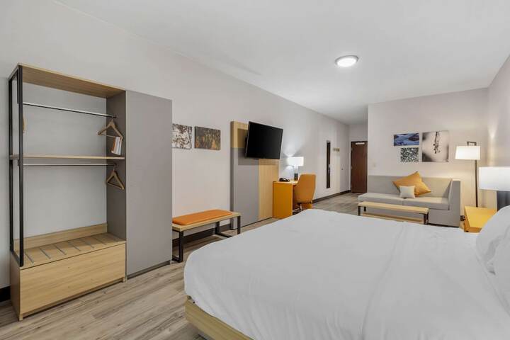 Room 13 of 32