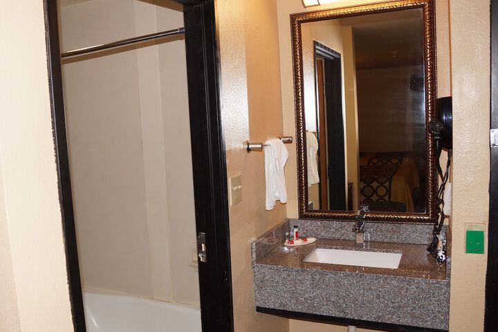 Super 8 by Wyndham Farmers Branch / North Dallas