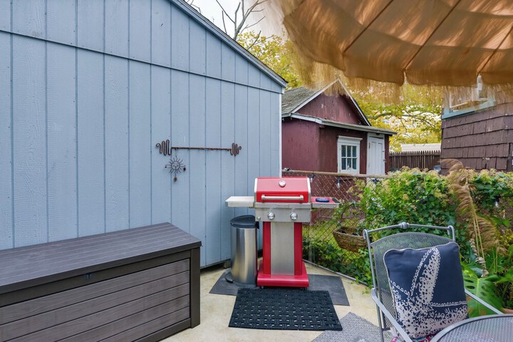 Cozy Ventnor Getaway: Walk to Public Beach!