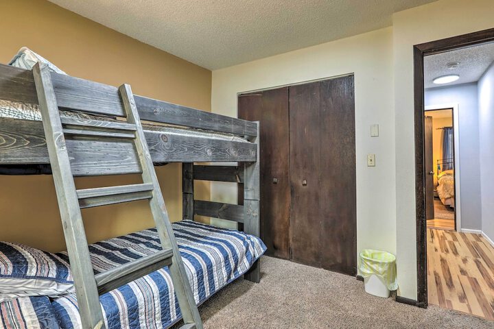 Scenic Woodland Park Cottage w / Deck + Grill!