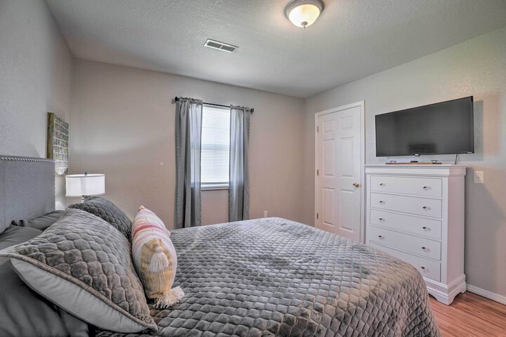 Charming One-level Home w / Deck Walk to Dtwn
