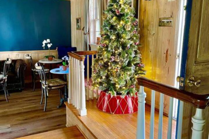Blake House Historic Estate with Private Inn