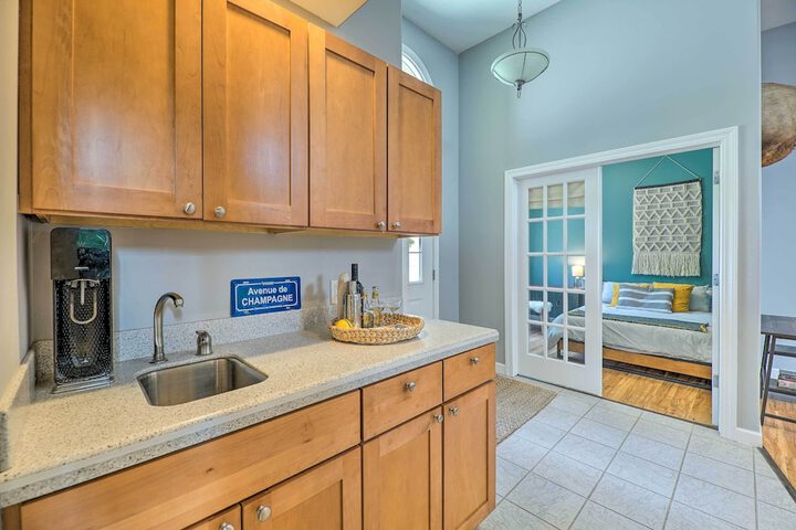 Cozy Whitehall Hideaway w / Hot Tub + Chiminea!