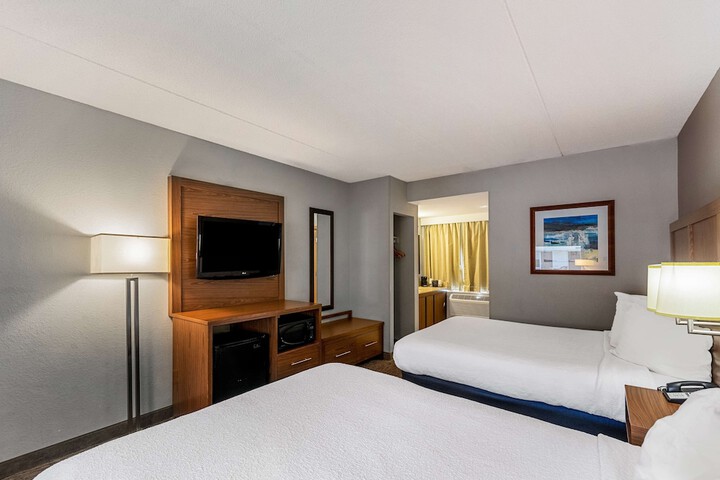 Room 32 of 40