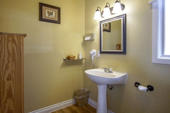 Green Gables Motel & Suites