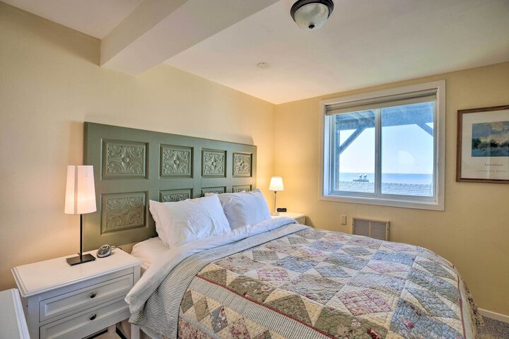 Exquisite Oceanside House w / Pacific Views & Deck!