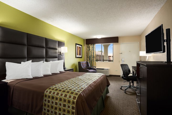Room 6 of 14