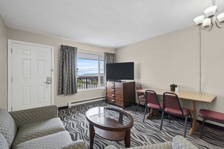 Room 33 of 40