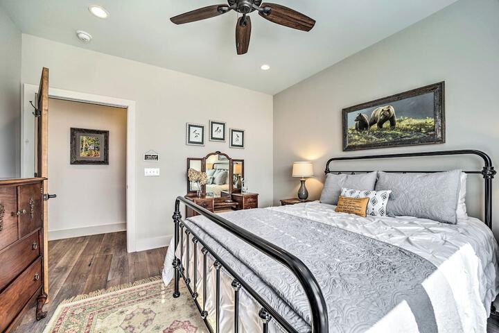 On 22 Acres: Cullowhee Craftsman Home w / Mtn Views