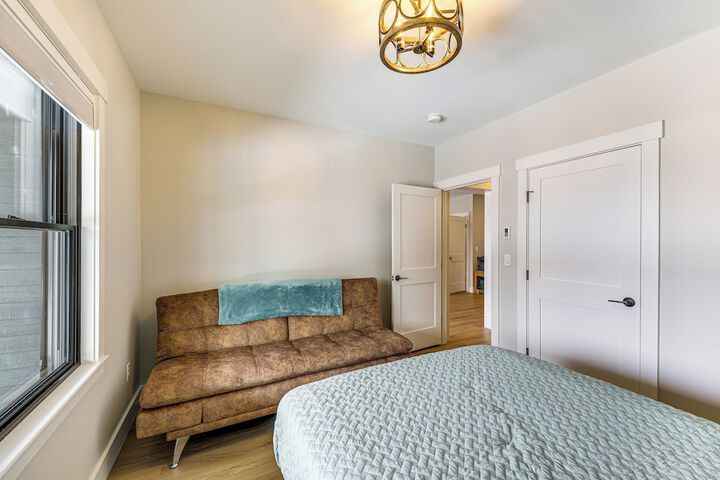 Mountain-view Home in Stoneham w / Hot Yoga Studio!