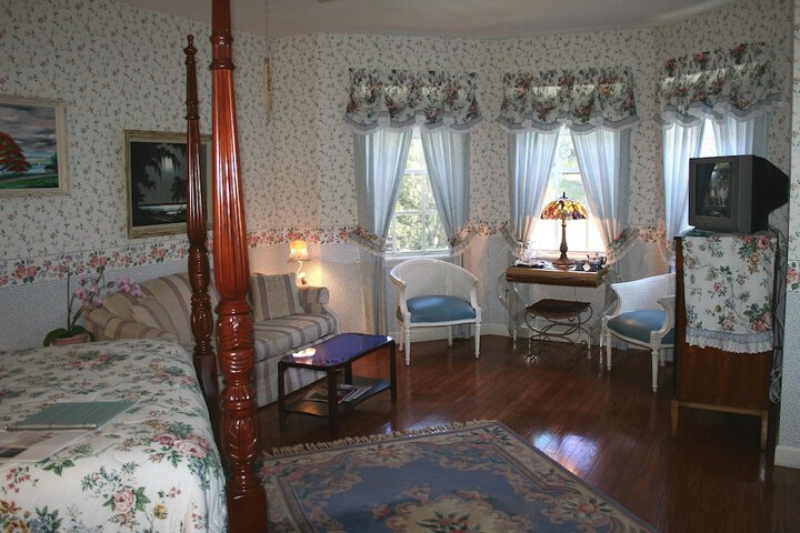 Heron Cay Lakeview Bed & Breakfast Inn