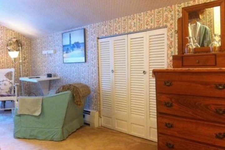 Room 106 of 148