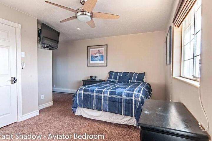 Tacit Shadow Resort Aviator Queen Suite Gym, Coffee Bar, Hot-Tub, Free Laundry, Food Available