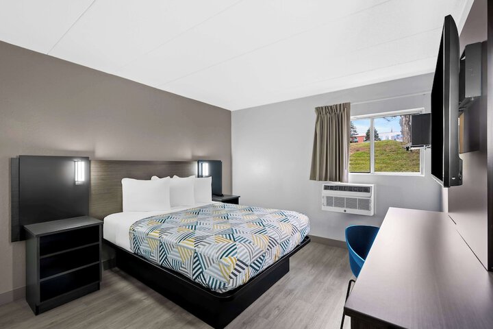 Room 10 of 28