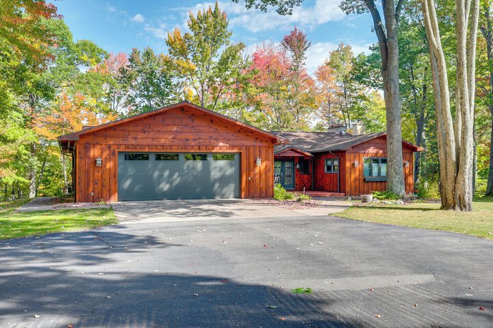 Rhinelander Chain of Lakes Home w / River Dock!