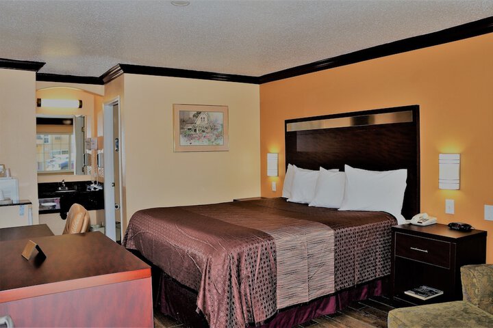 Americas Deluxe Inn