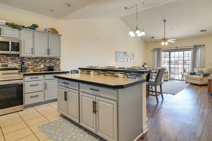 Myrtle Beach Condo w / Large Balcony & Pool Access