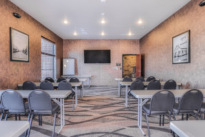 Cobblestone Hotel & Suites - Rhinelander