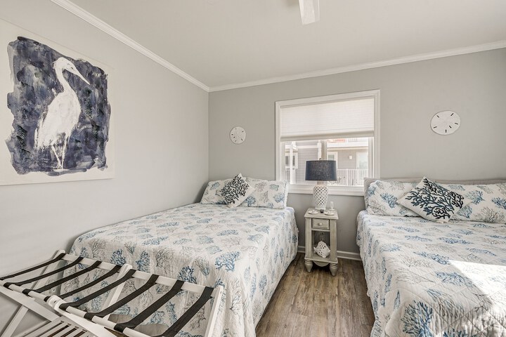 Ocean Isle Beach Condo w / Balcony: Steps to Shore!
