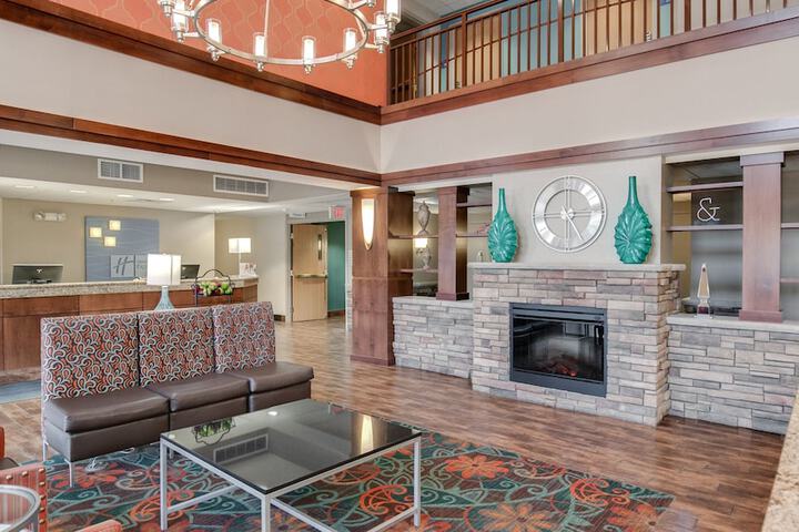 Holiday Inn Express Hotel & Suites St. Cloud by IHG
