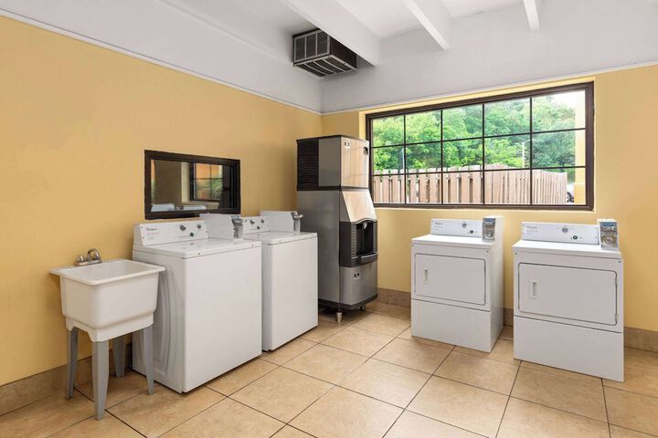 Days Inn by Wyndham Knoxville East
