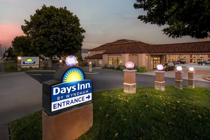 Days Inn by Wyndham Fontana / Rialto