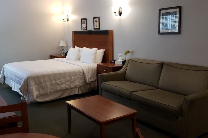 Crescent Suites Hotel