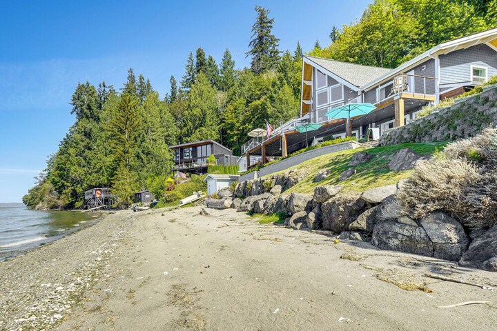 Bayfront Home w / Private Beach in Poulsbo!