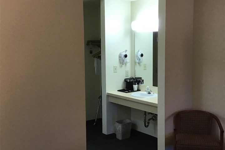 Room 27 of 43