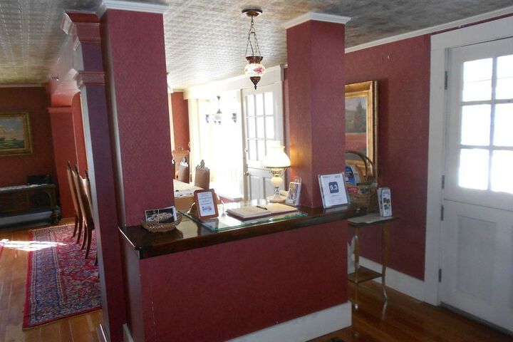 EASTMAN INN