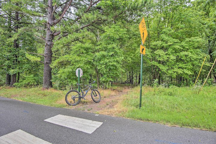 Bella Vista Home: Steps to Mountain Biking Trails!