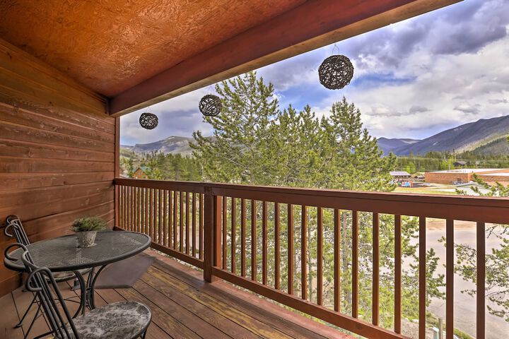 Steps to Grand Lake: Condo w / Deck & Mtn Views