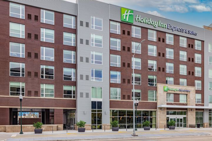 Holiday Inn Express & Suites Lincoln Downtown by IHG