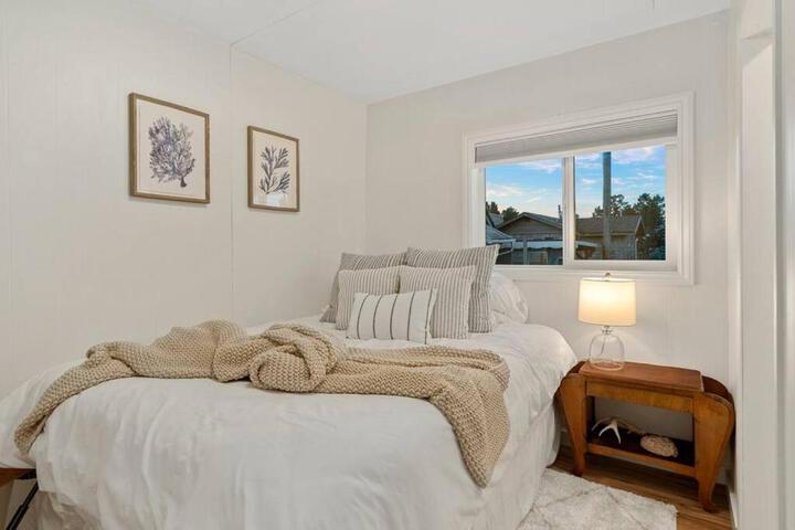 Cozy Coastal Getaway • Panoramic Ocean Views
