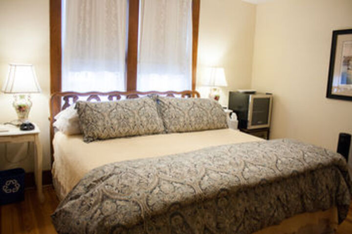 DeBourge Guesthouse