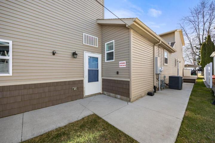 Lakeside Bliss 2BR 1BA with All Modern Comforts