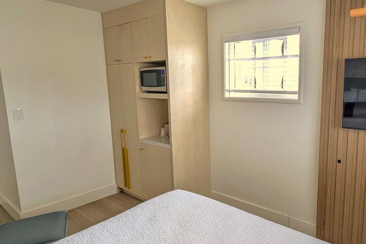 Room 33 of 61